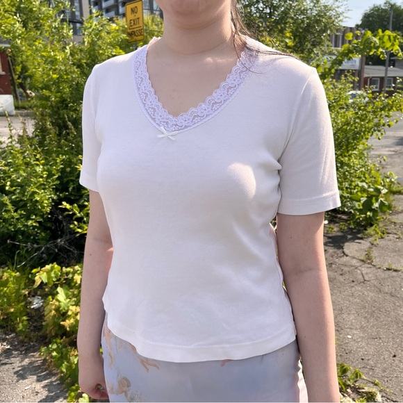 Vintage White V-neck T-shirt w/ lace trim + bow - Picture 3 of 6